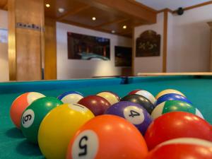 Biliár nebo kulečník v ubytování LE CLOS DES SOURCES Hôtel & Spa