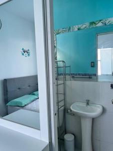 a small bathroom with a sink and a toilet at Hermoso mini departamento c/ entrada independiente in Piura