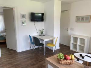 een kleine woonkamer met een tafel en stoelen bij Ferienwohnung Heeser Birkenhof - Urlaub auf dem Bauernhof mit Blick ins Grüne in Weeze