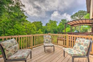 Duas cadeiras e um gazebo num deque de madeira em Updated Townhome with Deck about 12 Mi to Beaches! 