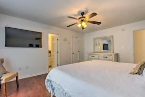 A bed or beds in a room at Updated Townhome with Deck about 12 Mi to Beaches!