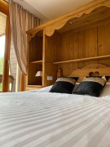 Postel nebo postele na pokoji v ubytování LE CLOS DES SOURCES Hôtel & Spa