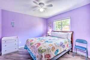 Ένα ή περισσότερα κρεβάτια σε δωμάτιο στο Clearwater Family Home with Private Hot Tub!