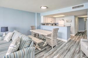 ein Wohnzimmer mit Tisch und Stühlen und eine Küche in der Unterkunft Ocean-View Balcony North Myrtle Beach Condo! in Myrtle Beach