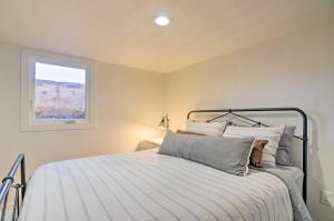 Ліжко або ліжка в номері Modern Ranch House with Fire Pit and Valley Views