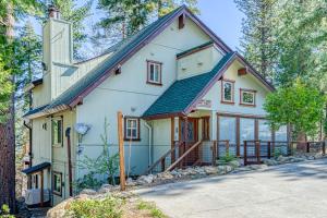 una casa blanca con techo de gambrel en Yosemite West Family Chalet en Yosemite West