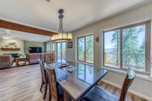 西優勝美地的住宿－Yosemite West Family Chalet，一间设有玻璃桌和椅子的用餐室