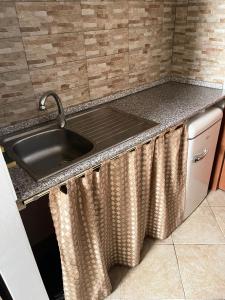 eine Küche mit einer Spüle und einer Arbeitsplatte in der Unterkunft Al Corso in Molfetta