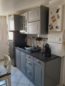 Photo de la galerie de l'établissement T2 centre ville vue Faron 40m2 en zone pietonne 4ème étage, à Toulon