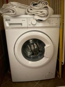 eine Waschmaschine mit einem Handtuch darüber in der Unterkunft Al Corso in Molfetta