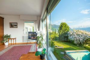 Fotografie z fotogalerie ubytování Rooms in Splendid Apartment with Parking-Stunning Lake View v destinaci Montreux
