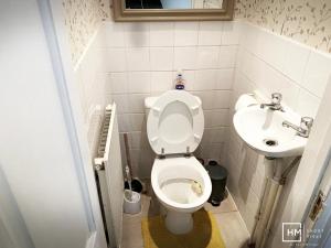 La petite salle de bains est pourvue de toilettes et d'un lavabo. dans l'établissement Norbury House - Apratment 1b, à Norbury