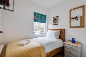 Postel nebo postele na pokoji v ubytování Tasteful 3-Bedroom House with private parking - Florence Park