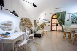 A seating area at Casinò e Ariston Theatre studio apartment