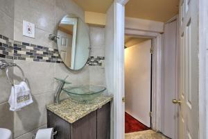 Un baño con un lavabo y un espejo. en 3-Story Home Deck 7 Mi to Downtown Baltimore, en Baltimore 20 fotos más