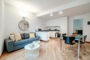 una sala de estar con un sofá y una mesa en Vicolo Dei Pescatori - by MyHomeInComo, en Argegno