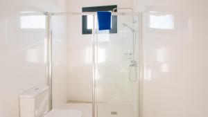 Un baño blanco con ducha y WC. en Blancazul El Marisco, en Playa Blanca 14 fotos más