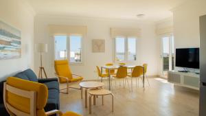 Una sala de estar con una mesa y sillas amarillas. en Blancazul El Marisco, en Playa Blanca