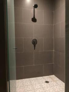 a shower with a shower head in a bathroom at Buyan Departamentos in Mérida