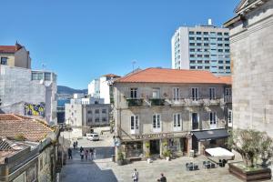 widok na ulicę w mieście z budynkami w obiekcie Hostal la Colegiata w mieście Vigo