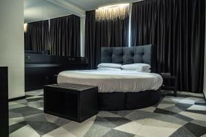 拉奎拉My Suite Hotel的房间里有一张大床的卧室