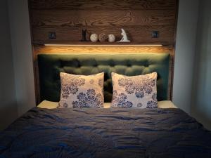 - une chambre avec un lit doté d'oreillers bleus et blancs dans l'établissement Kristella Kesklinna Apartment, à Haapsalu