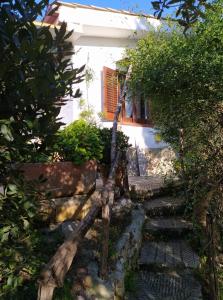 アルタヴィッラ・ミリーチアにあるVilla Costa Grandeの家の前の階段