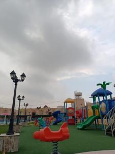 einen Park mit Spielplatz mit vielen Rutschen in der Unterkunft Fiori Resort in Ta'if