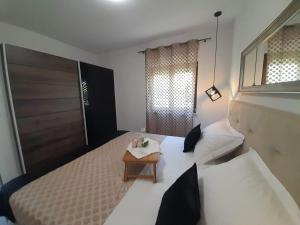 Postel nebo postele na pokoji v ubytování Apartments San Paulo