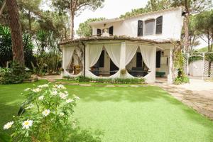 a house with a yard with green grass at La Villetta in Pula