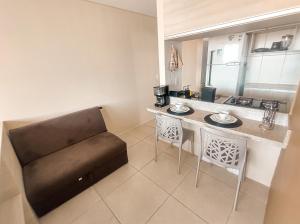 una piccola cucina con bancone e due sedie di Flat 26º andar com vista para o mar- Próximo ao shopping e à praia a Recife