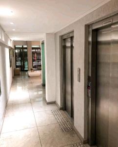um corredor com dois elevadores num edifício em Flat 26º andar com vista para o mar- Próximo ao shopping e à praia de Boa Viagem em Recife mais 20 fotografias