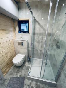 Et badeværelse på Luksusowe Domki Kalimera