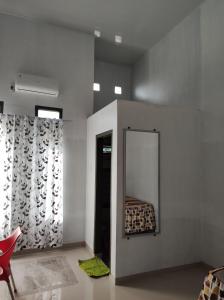 um quarto com um espelho e uma cama em Cahaya kos putri em Banda Aceh