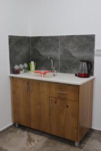 Kuchyň nebo kuchyňský kout v ubytování Eastside Suites