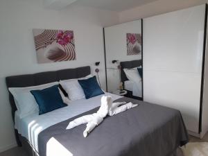 Postel nebo postele na pokoji v ubytování Apartments San Paulo