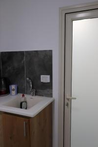 Kuchyň nebo kuchyňský kout v ubytování Eastside Suites