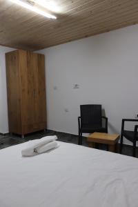 Postel nebo postele na pokoji v ubytování Eastside Suites