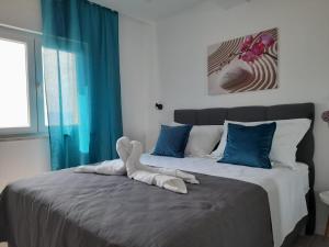 Postel nebo postele na pokoji v ubytování Apartments San Paulo