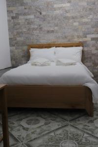 Postel nebo postele na pokoji v ubytování Eastside Suites