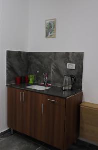 Kuchyň nebo kuchyňský kout v ubytování Eastside Suites