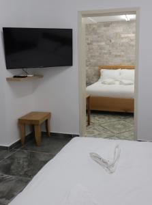 Postel nebo postele na pokoji v ubytování Eastside Suites
