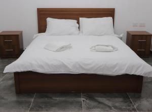 Postel nebo postele na pokoji v ubytování Eastside Suites