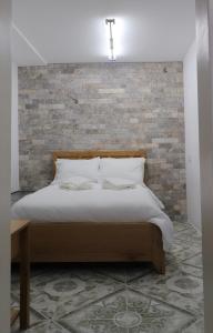 Postel nebo postele na pokoji v ubytování Eastside Suites