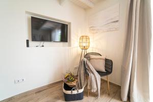 un soggiorno con TV e sedia di Little Loft PlayaBlanca a Playa Blanca