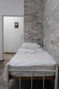 Postel nebo postele na pokoji v ubytování Eastside Suites