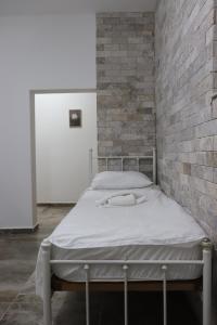 Postel nebo postele na pokoji v ubytování Eastside Suites
