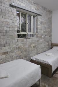 Postel nebo postele na pokoji v ubytování Eastside Suites