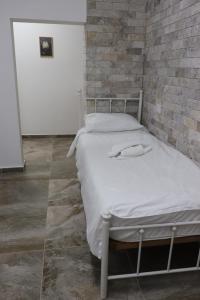 Postel nebo postele na pokoji v ubytování Eastside Suites