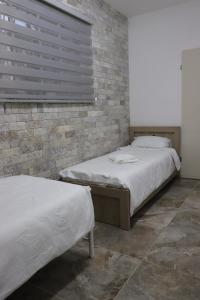 Postel nebo postele na pokoji v ubytování Eastside Suites